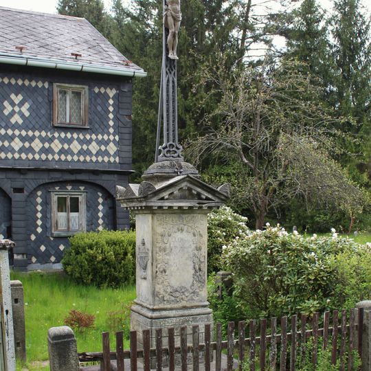 Krzyż przy domu 16 na osiedlu Kopec