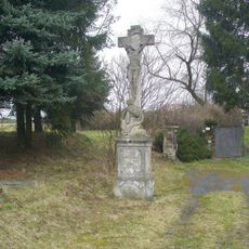 Kamenný kříž na rozcestí ulic 9.května a Tylova v Jiříkově