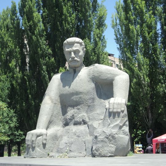 Անդրանիկ Օզանյանի հուշարձան