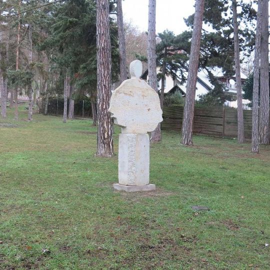 Kamenná plastika Postava u cesty na Mostnou horu v Litoměřicích