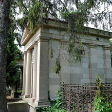 Cintorín sv. Rozálie, hrobka s reliéfmi