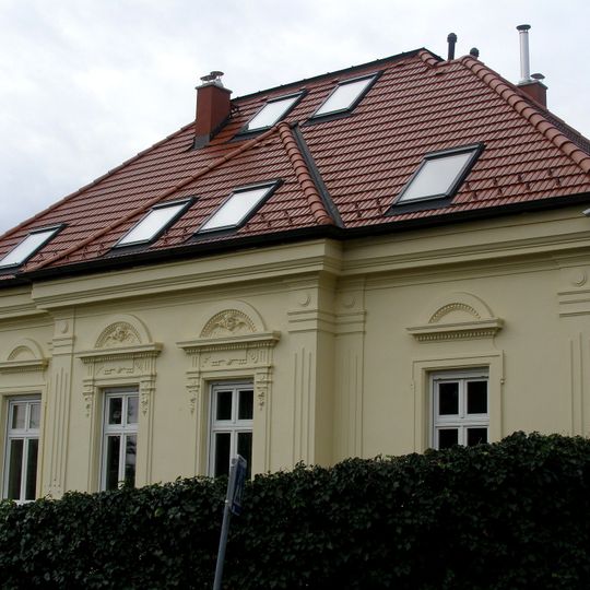 Vila so záhradou, vila