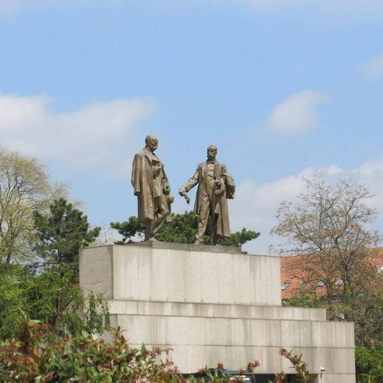 Sousoší bratří Mrštíků u Janáčkova divadla v Brně