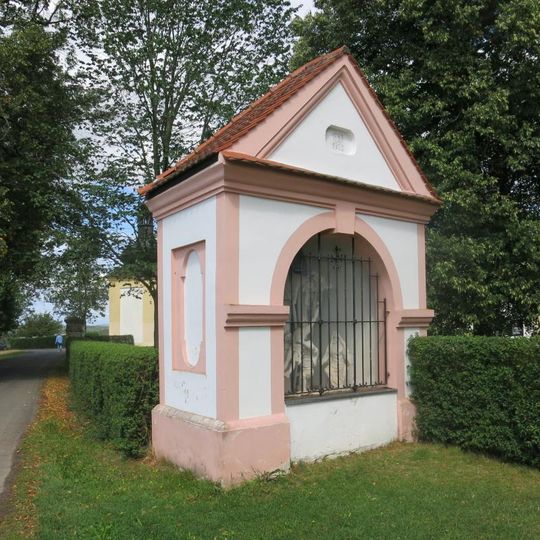 Kaplička 28. zastavení částečně zaniklé Křížové cesty k areálu Maria Loreto v Hrozňatově