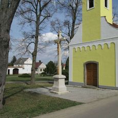 Kříž u kaple v Mažicích