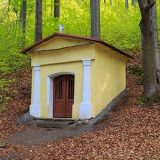 Kaplička svatého Jana Nepomuckého v lese jižně od Třemošnice