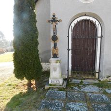 Kříž u kaple v Těšenově