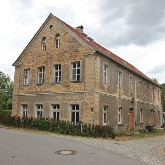 Obermühle; Mühlenwohnhaus einer Wassermühle mit hölzernem Übergang, Wasserrad und Mühlgraben Kleinmalschwitzer Straße 7