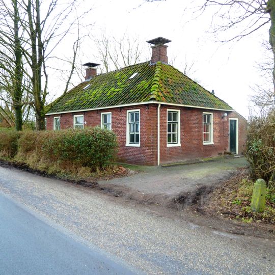 Pand met zesruitsvensters onder laag schilddak met hoekschoorstenen