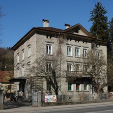 Villa und zwei Wirtschaftsgebäude