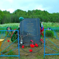 Памятный знак (камень-валун с памятной доской), на месте, где 1.11.1943 г. героически погибла отважная партизанка М.А. Куккоева (Согиницы)