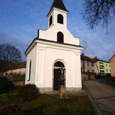 Kříž u kaple v Hadravově Rosičce