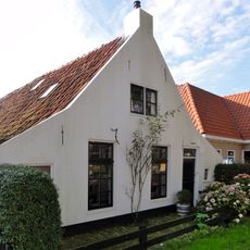 Pand onder zadeldak tussen topgevels met vernieuwde achtergevel