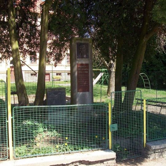 Pomník padlým v Dolních Hořicích