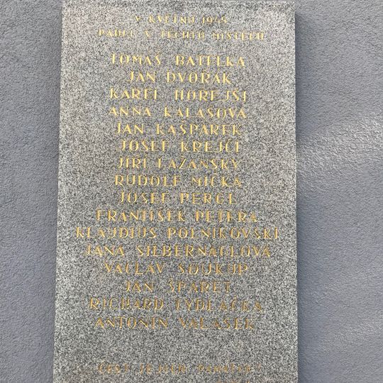 Pamětní deska obětem Pražského povstání na zdi Krčského hřbitova