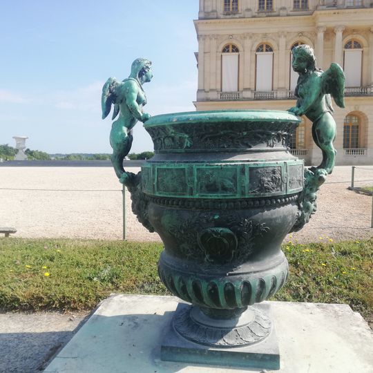 Vase avec têtes de faune surmontées de chimères