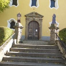 Sochy před klášterem svatého Františka z Assisi ve Voticích