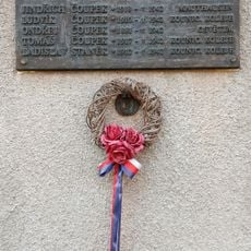 Pamětní deska obětem nacismu v Komíně