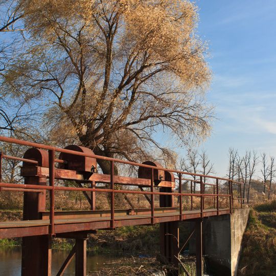 Stavidlový jez s lávkou přes Rusavu u začátku Plaňavského rybníka