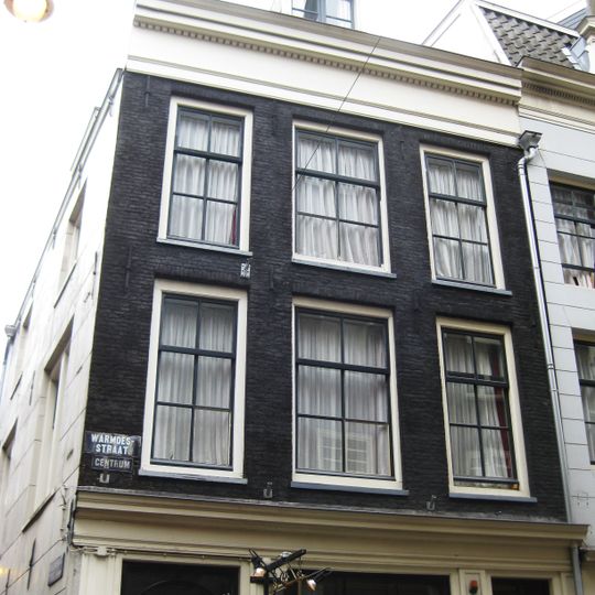 Pand met gevel onder rechte lijst