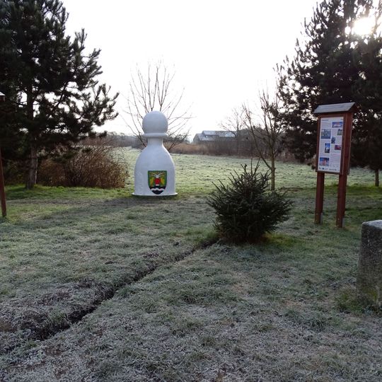 Plastika Bílý pěšec na Jakubské návsi v Tachlovicích