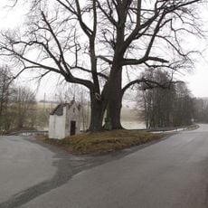 Lípa u kapličky v Černěticích