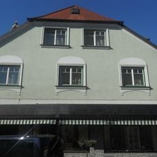 Wohn- und Geschäftshaus