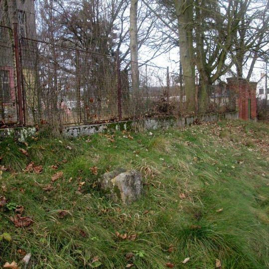 Kříž v Čeminech před bývalou školou