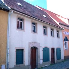 Wohnhaus in geschlossener Bebauung mit Laden Großröhrsdorfer Straße 4