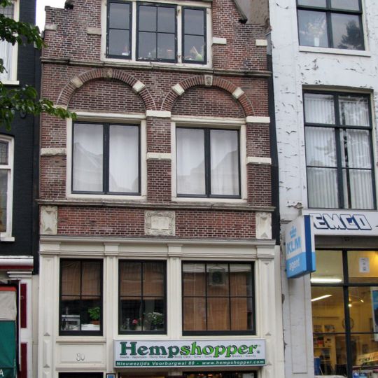 Pand met tot puntgevel gewijzigd trapgeveltje