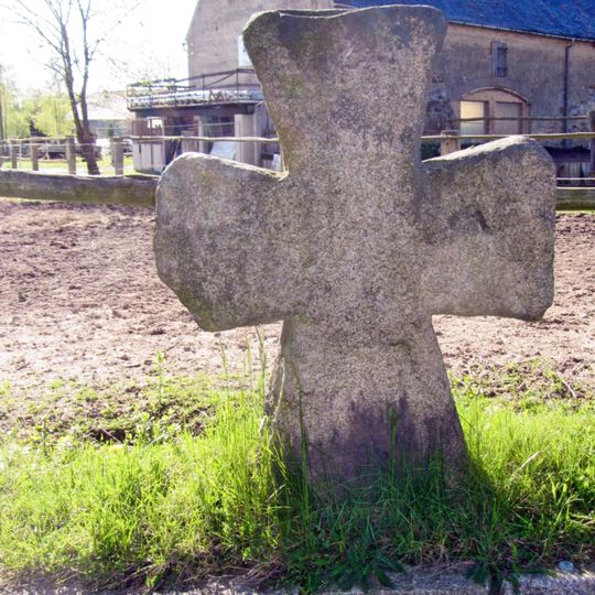 Kreuzstein Kronförstchener Straße, gegenüber dem Wegestein