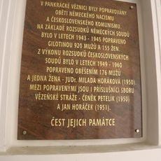 Pamětní deska obětem nacismu a komunismu ve vestibulu pankrácké věznice