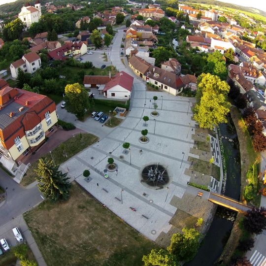 Lávka přes Olšavu u západní strany Tillichova náměstí