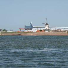 Restanten van de herhaaldelijk vernieuwde zeeversterking t.w. het bastion De Leugenaar en het bastion van de Oranjemolen