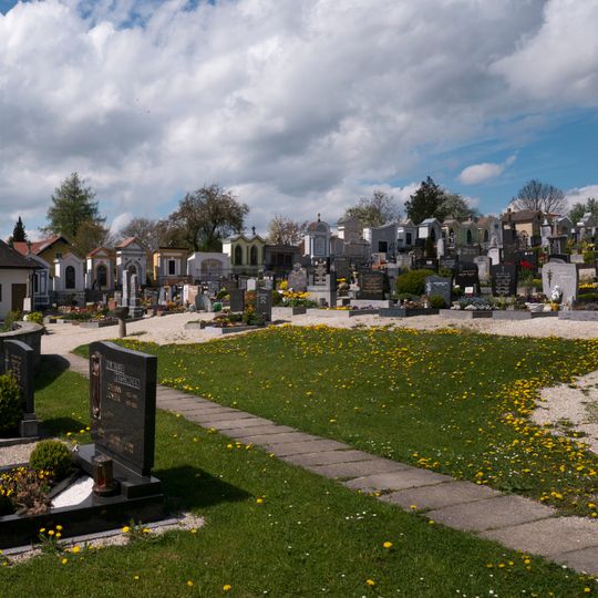 Friedhof christlich mit Priestergrab