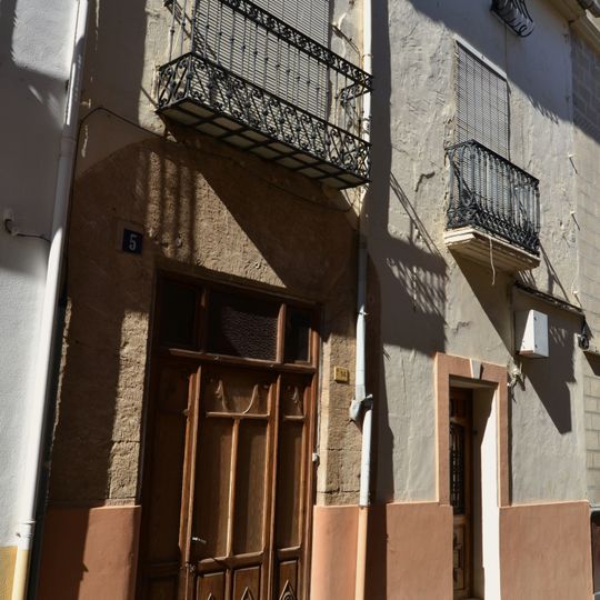 Edificio en la Calle Dalt, 14