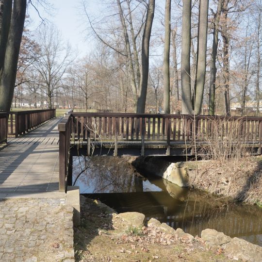 Křížová lávka v dolnopočernickém parku