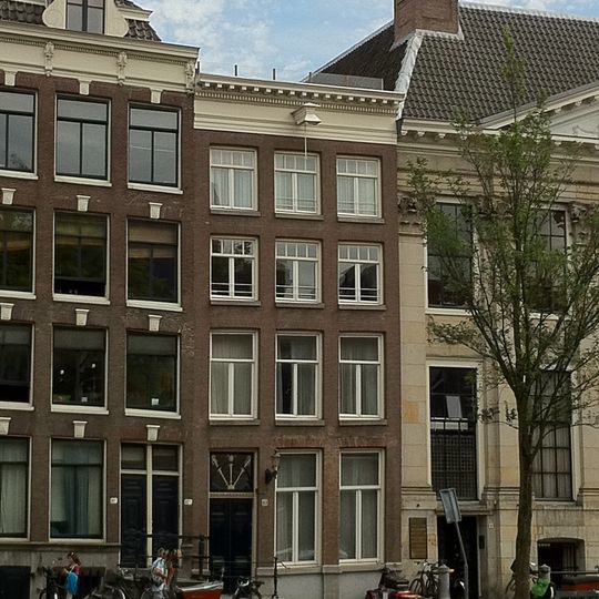 Pand met gevel onder rechte lijst met empire deurpartij