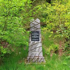 Pomník Karla Preise u lesní cesty na severním okraji Kraslic