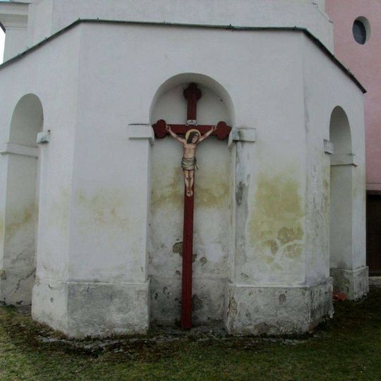 Kříž u kostela v Těchonicích