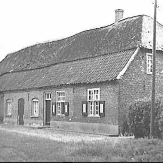 Boerderij van het Kemische langgeveltype, onder rieten wolfdak met voet van pannen; kruiskozijnen met luiken