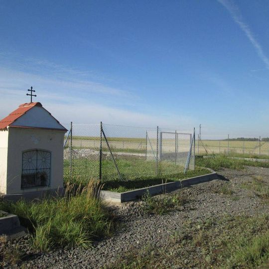 Kaplička západně od Chýnova u továrny