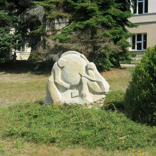 Kamenná plastika západně od pavilonu 3c nemocnice v Jilemnici