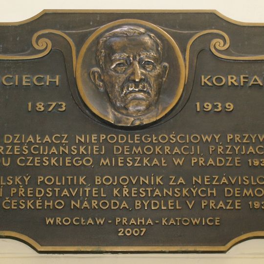Pamětní deska Woiciecha Korfanty v průchodu domu Nerudova 250/13 na Malé Straně
