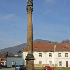 Sloup se sochou svatého v klášteře v Oseku u Duchcova
