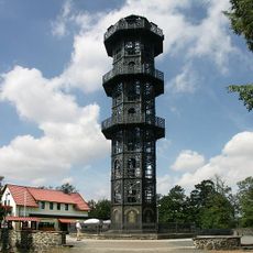 Einzeldenkmale der Sachgesamtheit Löbauer Berg: Aussichtsturm mit gusseiserner Einfriedung (König-Friedrich-August-Turm), Rodelbahn mit der gemauerten Außenwange, Berghaus mit Stützmauern und Resten ehemaliger Nebengebäude, Granittreppe vom Berg
