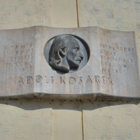 Pamětní deska Adolfa Kosárka na domě Valdštejnská 150/4
