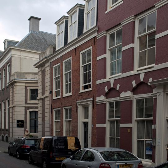 Pand met gevel met rechte kroonlijst en pilasterstelling om de deur