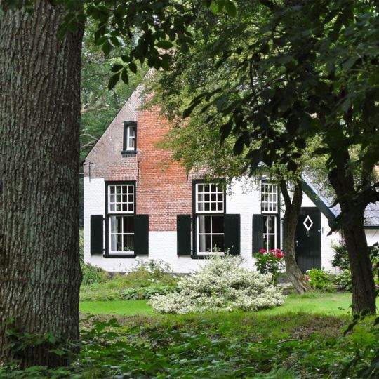 Woning onder zadeldak tussen topgevels waarvan de voorste beëindigd door forse schoorsteen