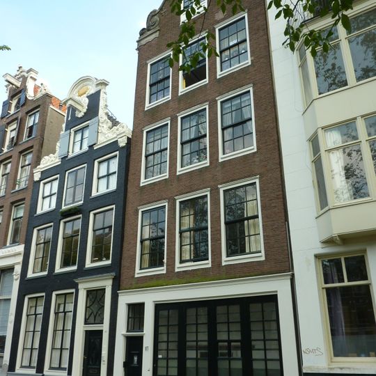Huis, vanwege de zandstenen onderdelen van de klokvormige topgevel